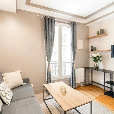 Eiffel Tower باريس