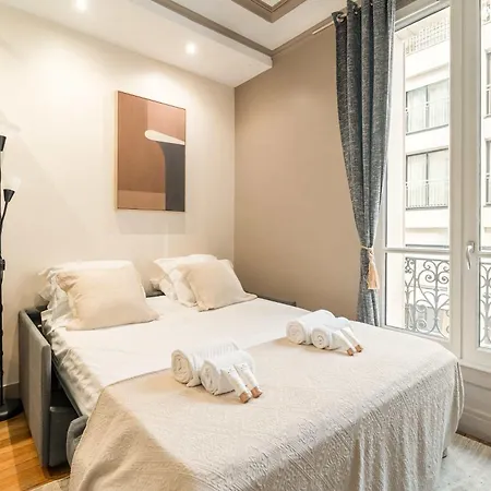 Eiffel Tower باريس