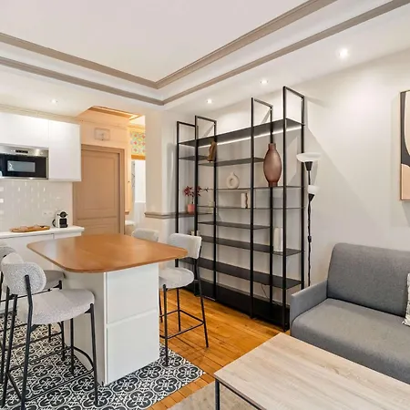 Eiffel Tower Apartment *